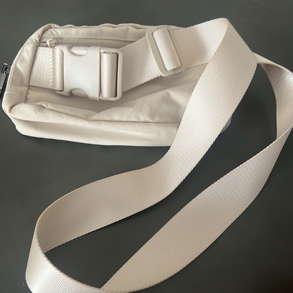 Women’s beige adjustable belt bag- unpackaged but never used. - Picture 6 of 6